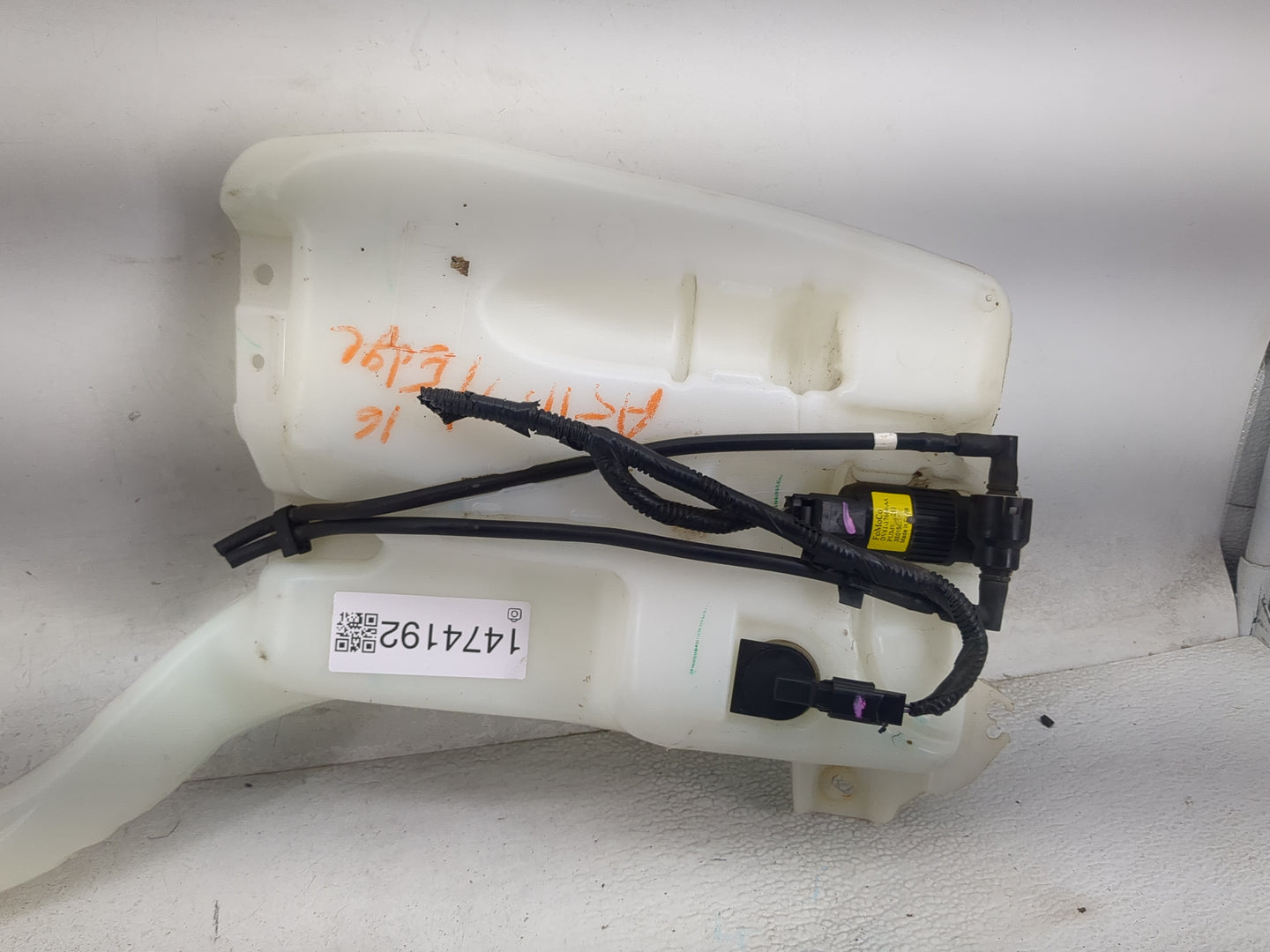 2016 Ford Edge Windshield Washer Fluid Reservoir Bottle Oem - Oemusedautoparts1.com
