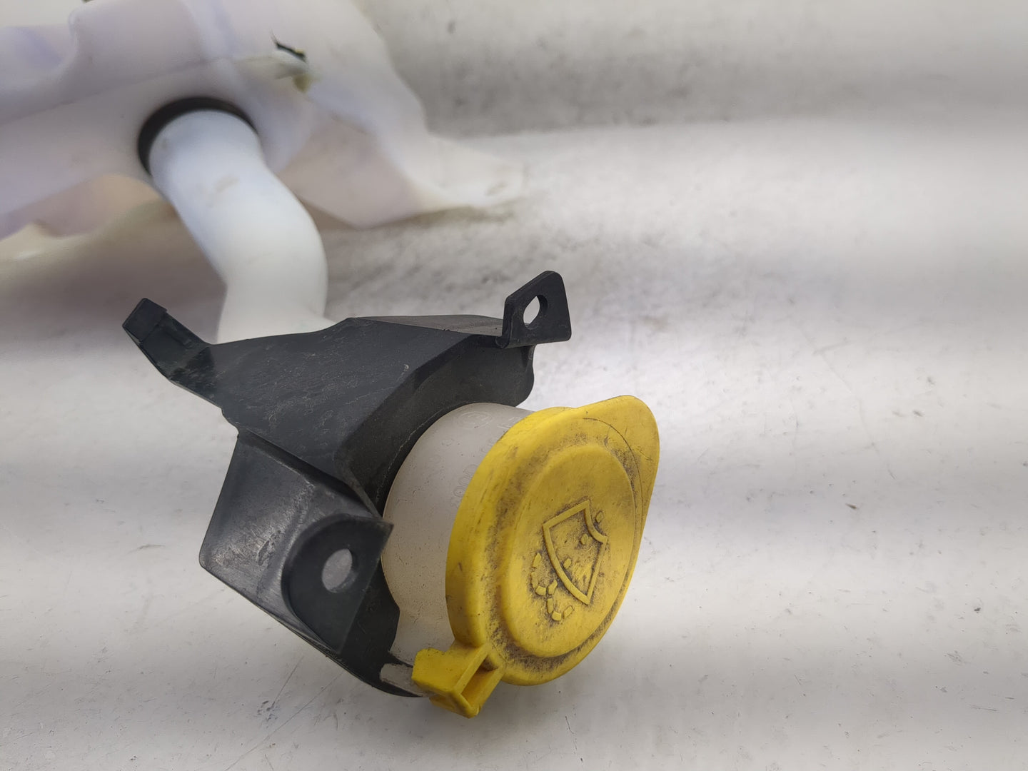 2015-2019 Ford Escape Windshield Washer Fluid Reservoir Bottle Oem - Oemusedautoparts1.com