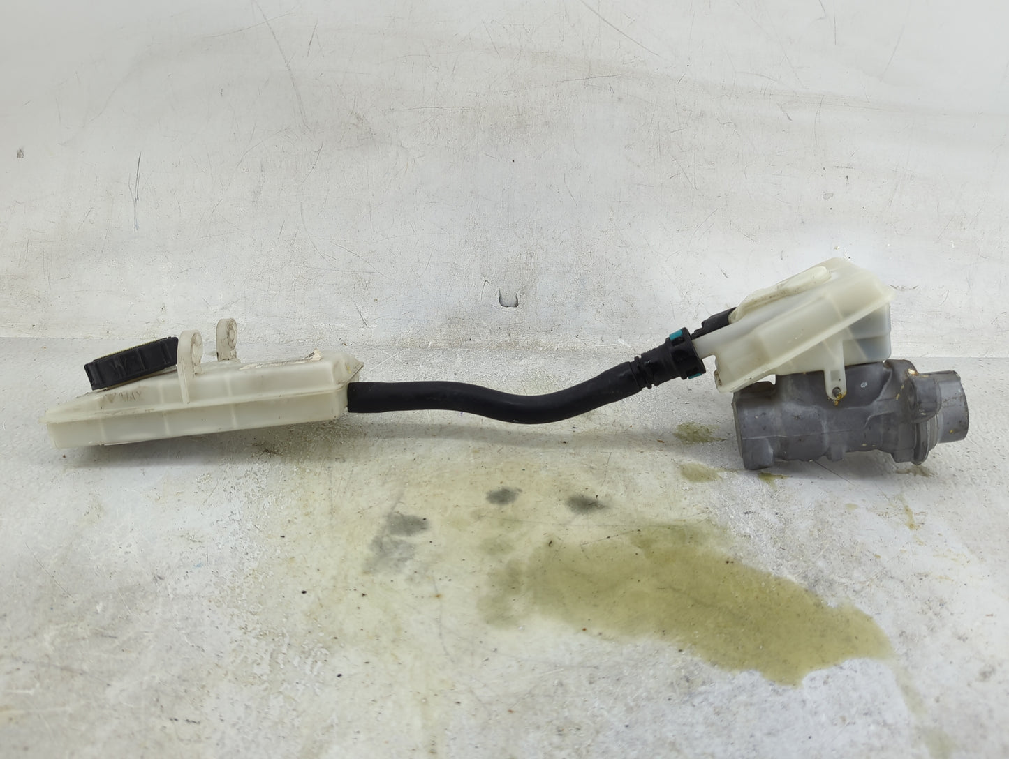 2013-2019 Ford Escape Brake Master Cylinder 1490689 - Oemusedautoparts1.com