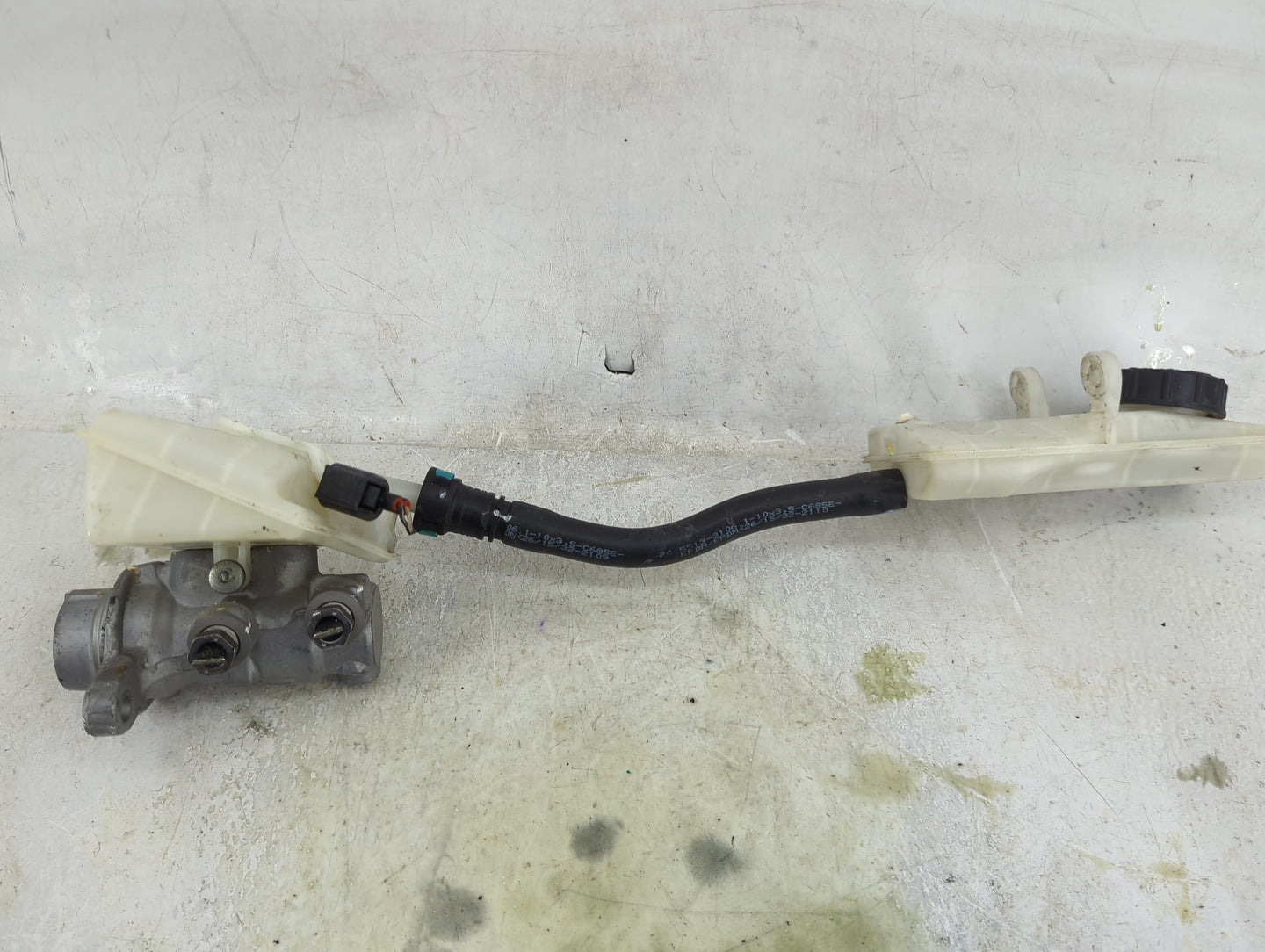 2013-2019 Ford Escape Brake Master Cylinder 1490689 - Oemusedautoparts1.com