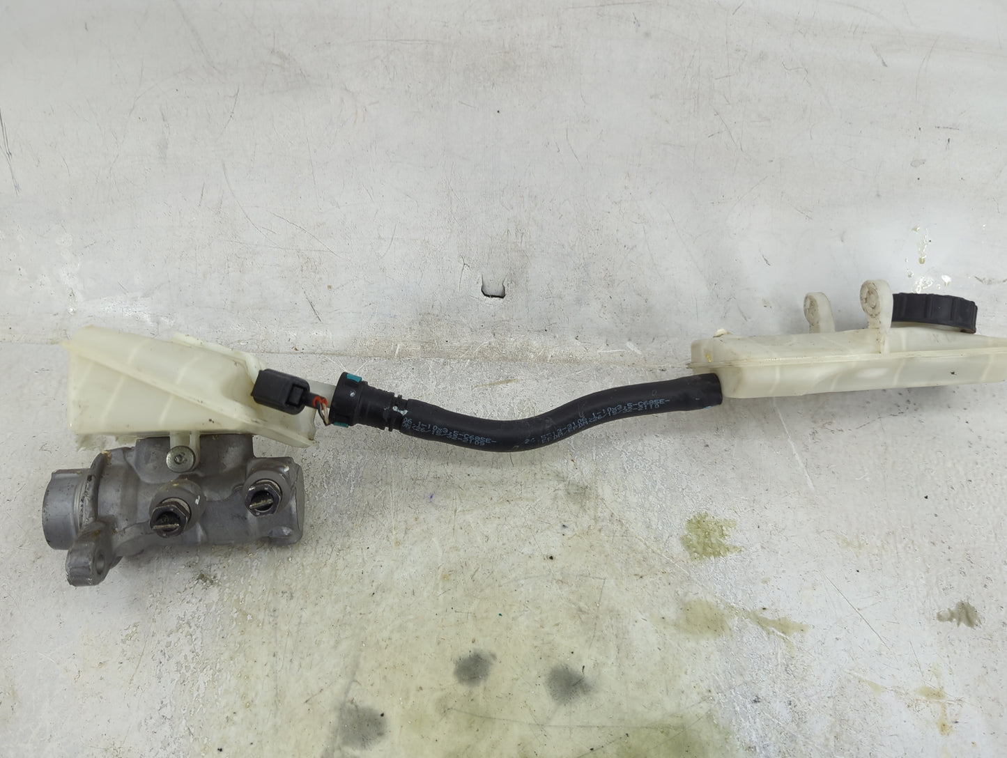 2013-2019 Ford Escape Brake Master Cylinder 1490689 - Oemusedautoparts1.com
