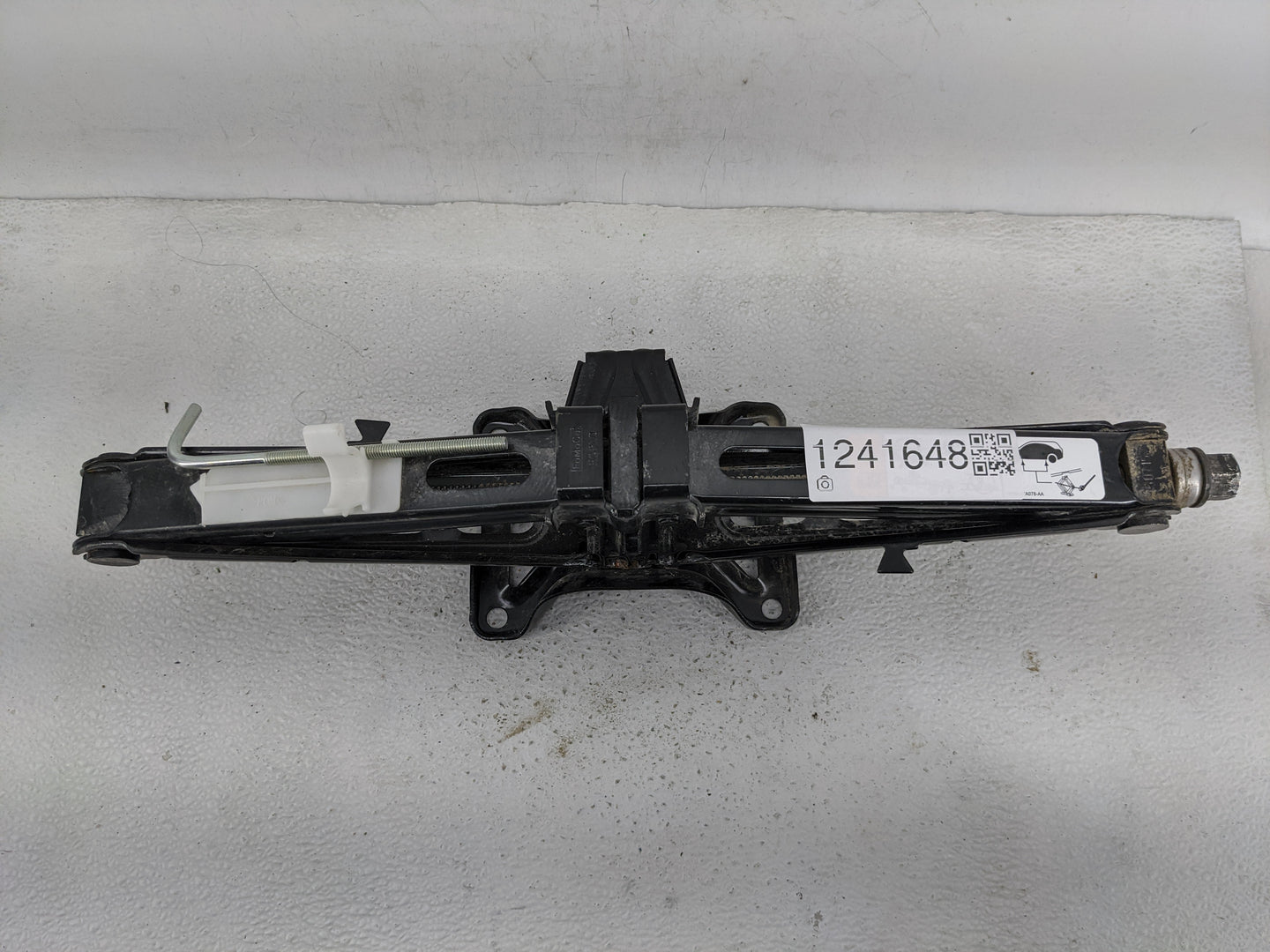 2016 Ford Explorer Spare Scissor Car Jack - Oemusedautoparts1.com
