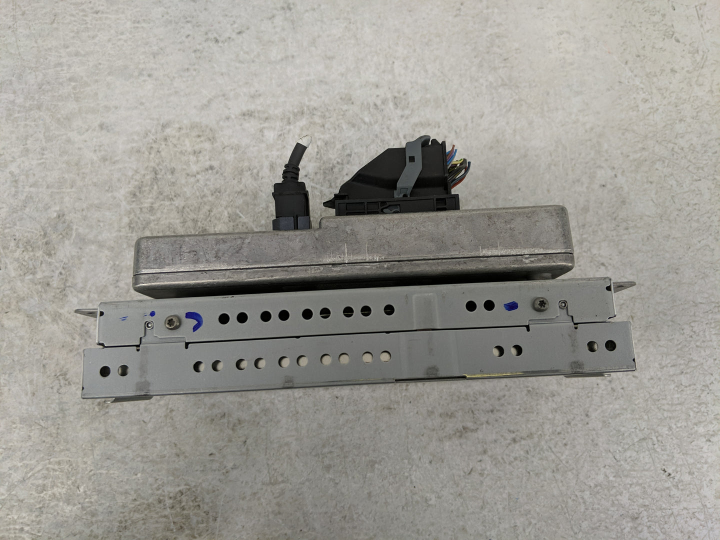 2016 Ford Explorer Radio AM FM Cd Player Receiver Replacement P/N:DB5T-14F239-AR Fits Fits 2001 2002 2003 OEM Used Auto Part