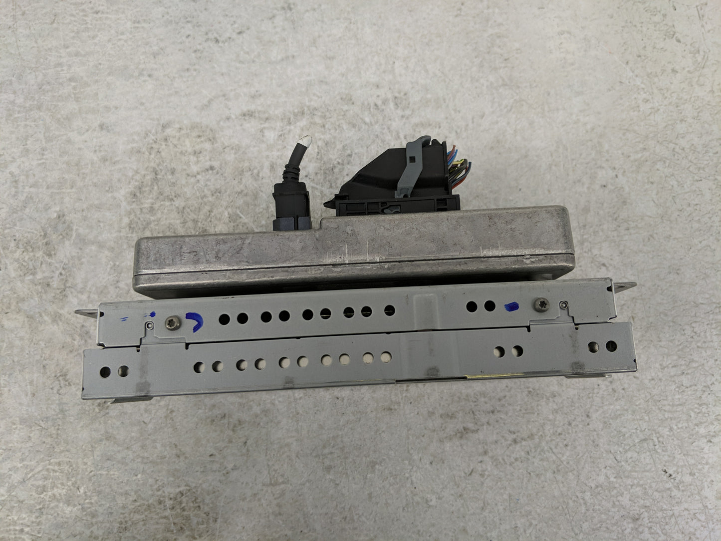 2016 Ford Explorer Radio AM FM Cd Player Receiver Replacement P/N:DB5T-14F239-AR Fits Fits 2001 2002 2003 OEM Used Auto Part