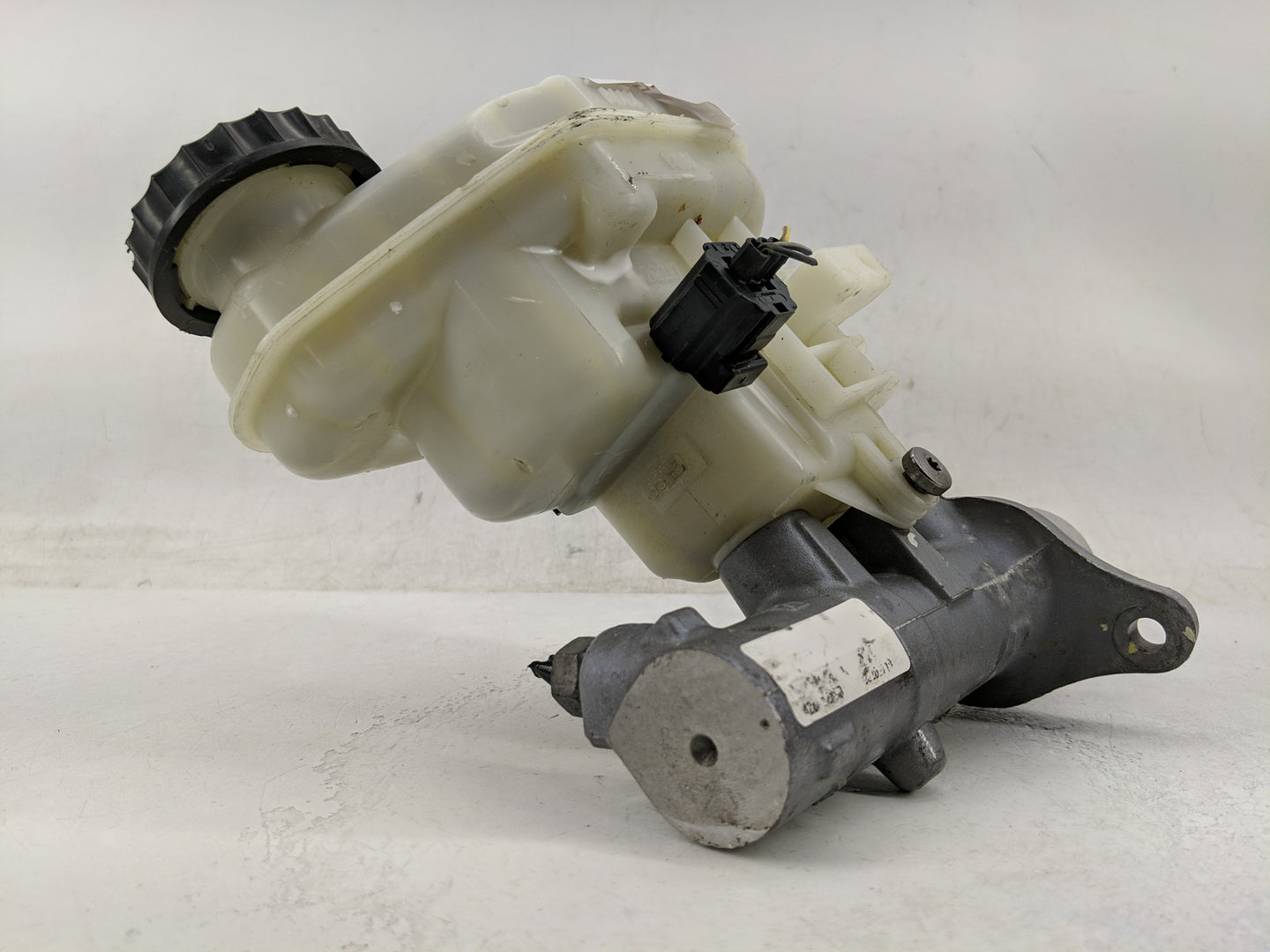 Ford Explorer Brake Master Cylinder 1311418 - Oemusedautoparts1.com