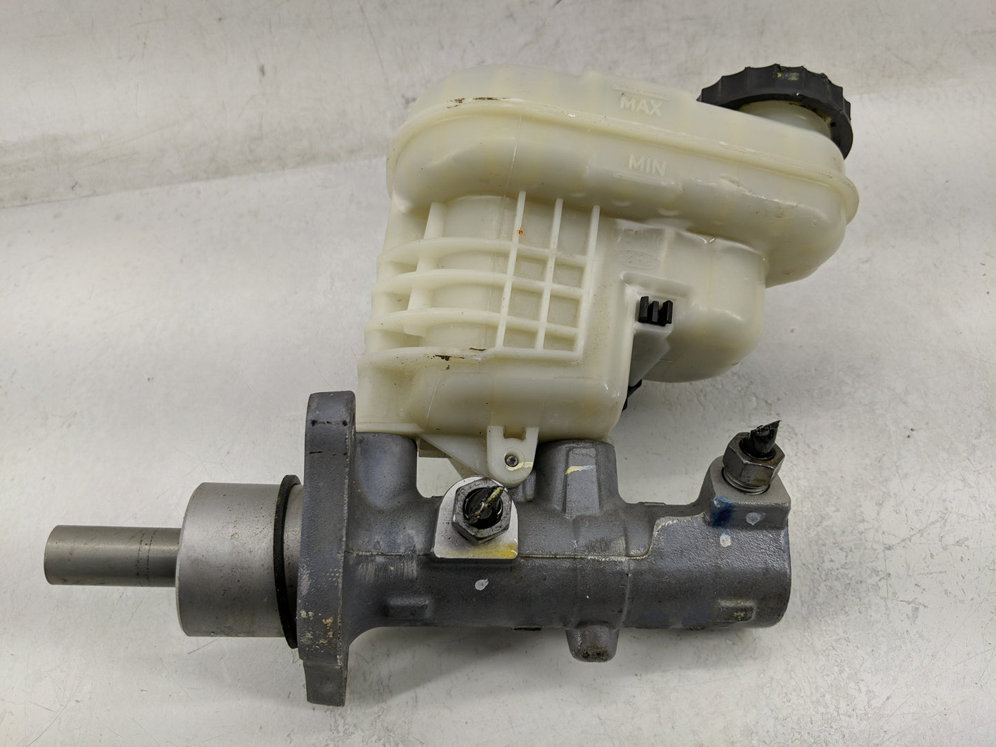 Ford Explorer Brake Master Cylinder 1311418 - Oemusedautoparts1.com