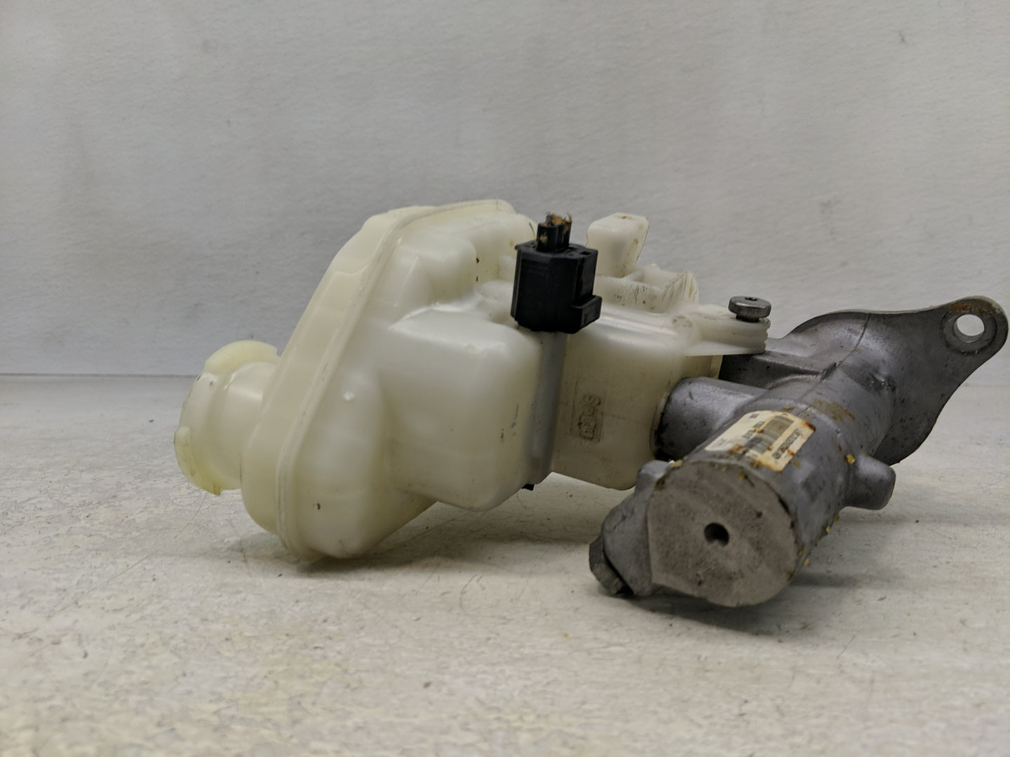 Ford Explorer Brake Master Cylinder 1311447 - Oemusedautoparts1.com