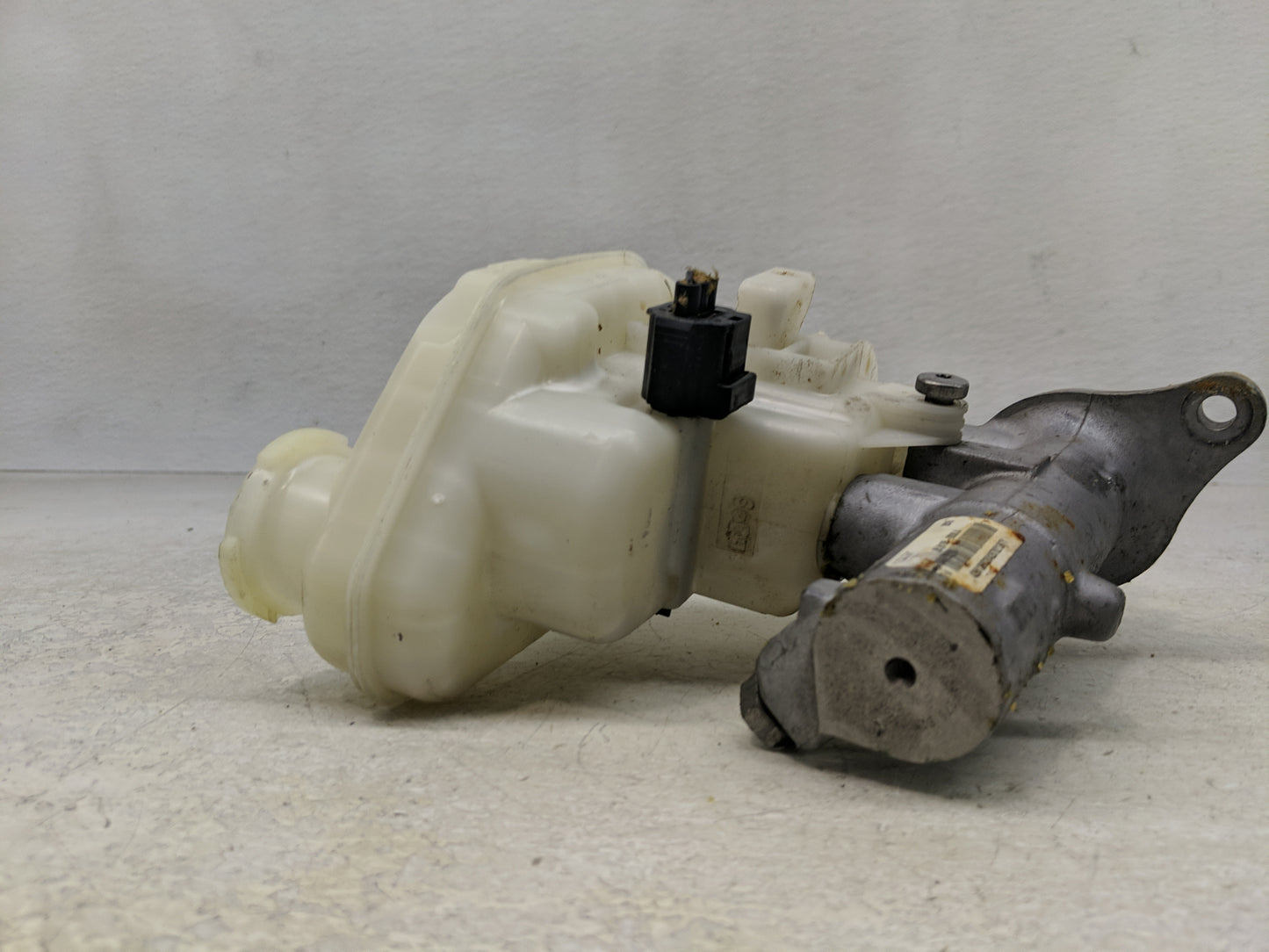 Ford Explorer Brake Master Cylinder 1311447 - Oemusedautoparts1.com
