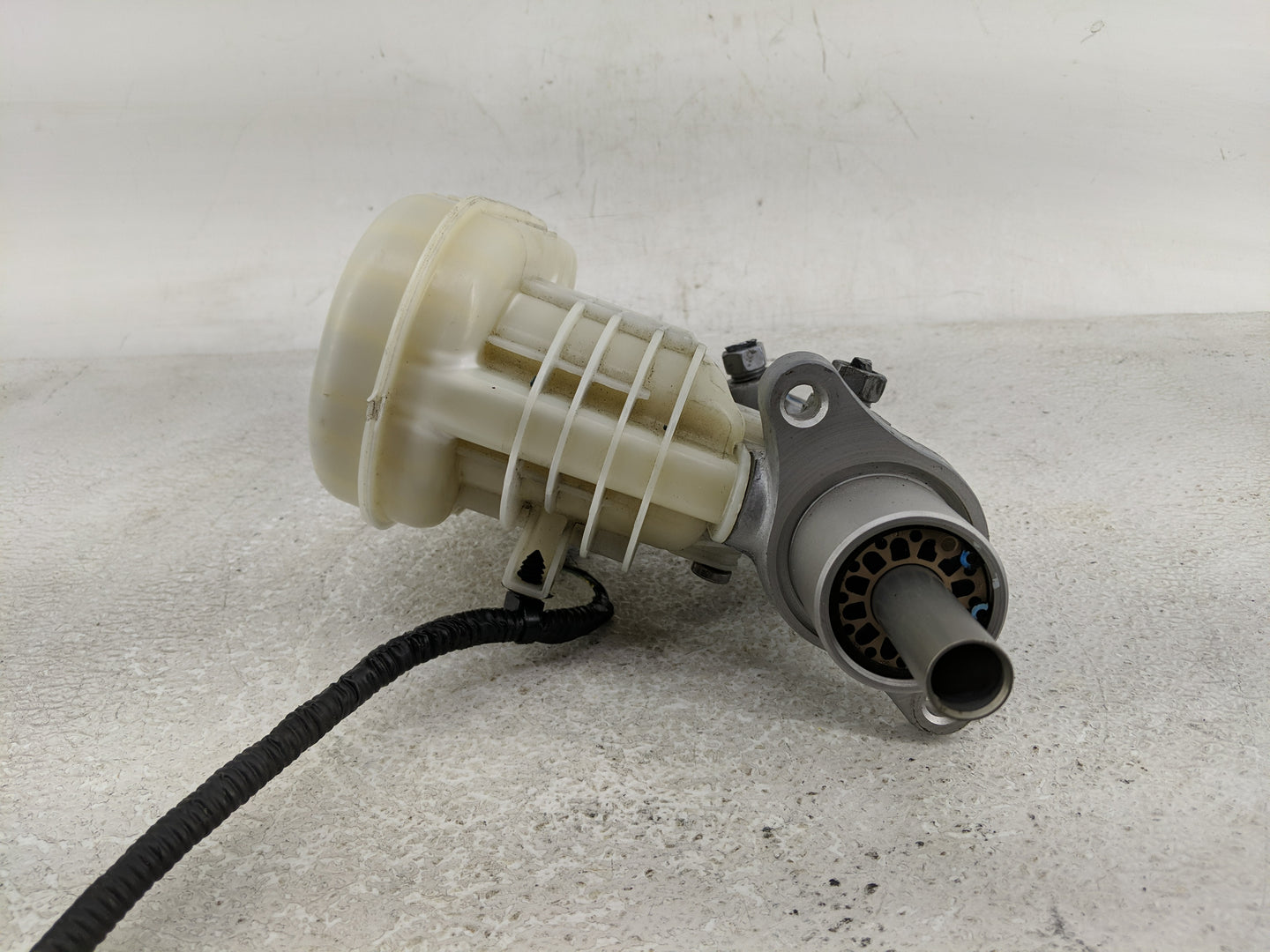 Ford Explorer Brake Master Cylinder 1313907 - Oemusedautoparts1.com