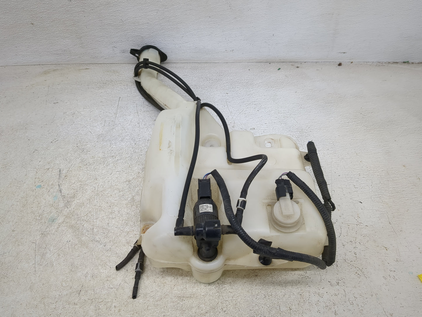 2016-2019 Ford Explorer Windshield Washer Fluid Reservoir Bottle Oem - Oemusedautoparts1.com