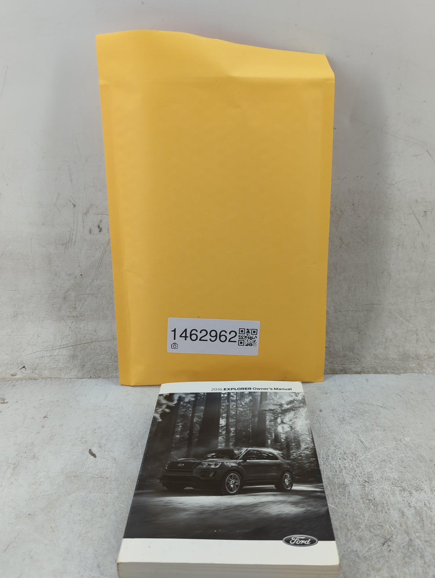 2016 Ford Explorer Owners Manual Book Guide P/N:GL2J19A321AB OEM Used Auto Parts - Oemusedautoparts1.com