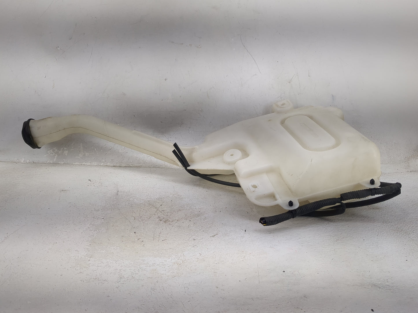 2016-2019 Ford Explorer Windshield Washer Fluid Reservoir Bottle Oem 1473829 - Oemusedautoparts1.com
