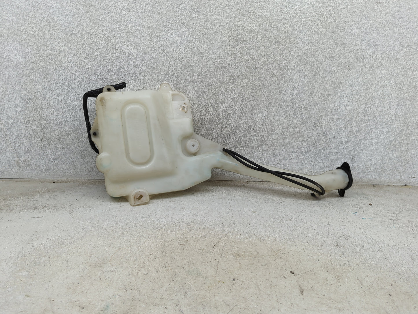 2016-2019 Ford Explorer Windshield Washer Fluid Reservoir Bottle Oem 1474053 - Oemusedautoparts1.com