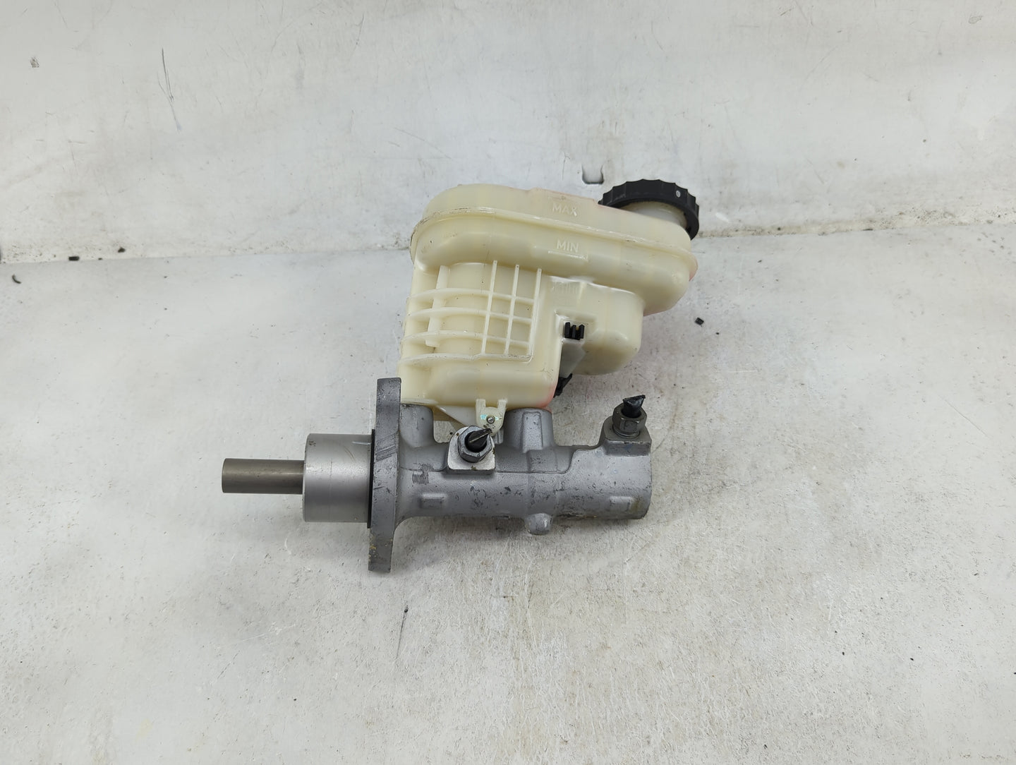 Ford Explorer Brake Master Cylinder 1489180 - Oemusedautoparts1.com