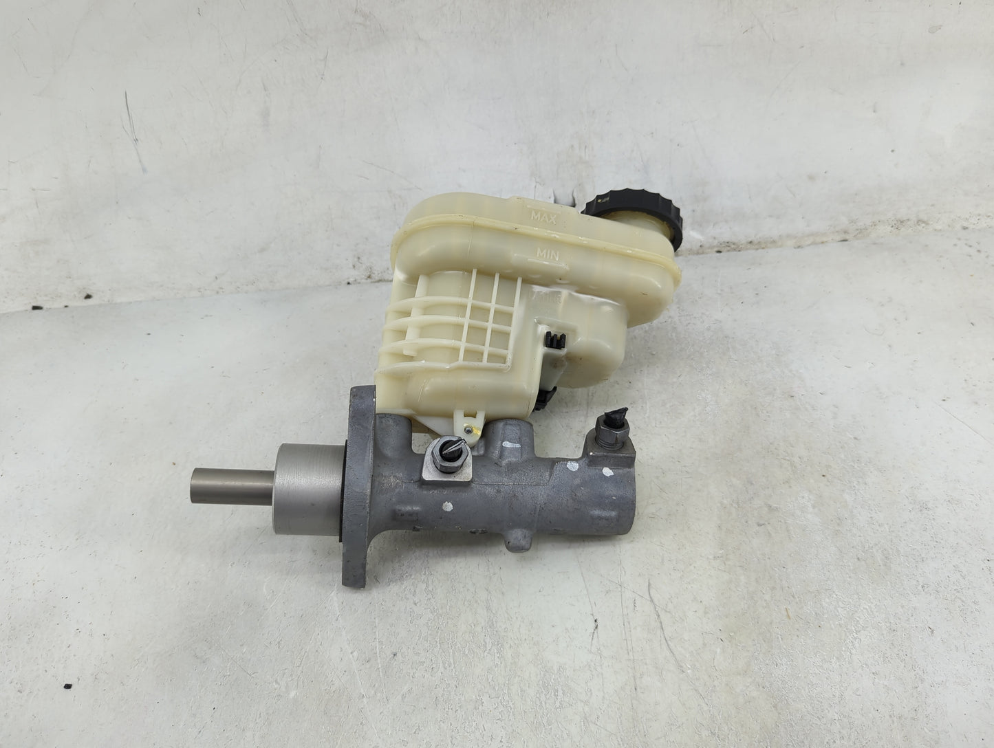Ford Explorer Brake Master Cylinder 1490399 - Oemusedautoparts1.com