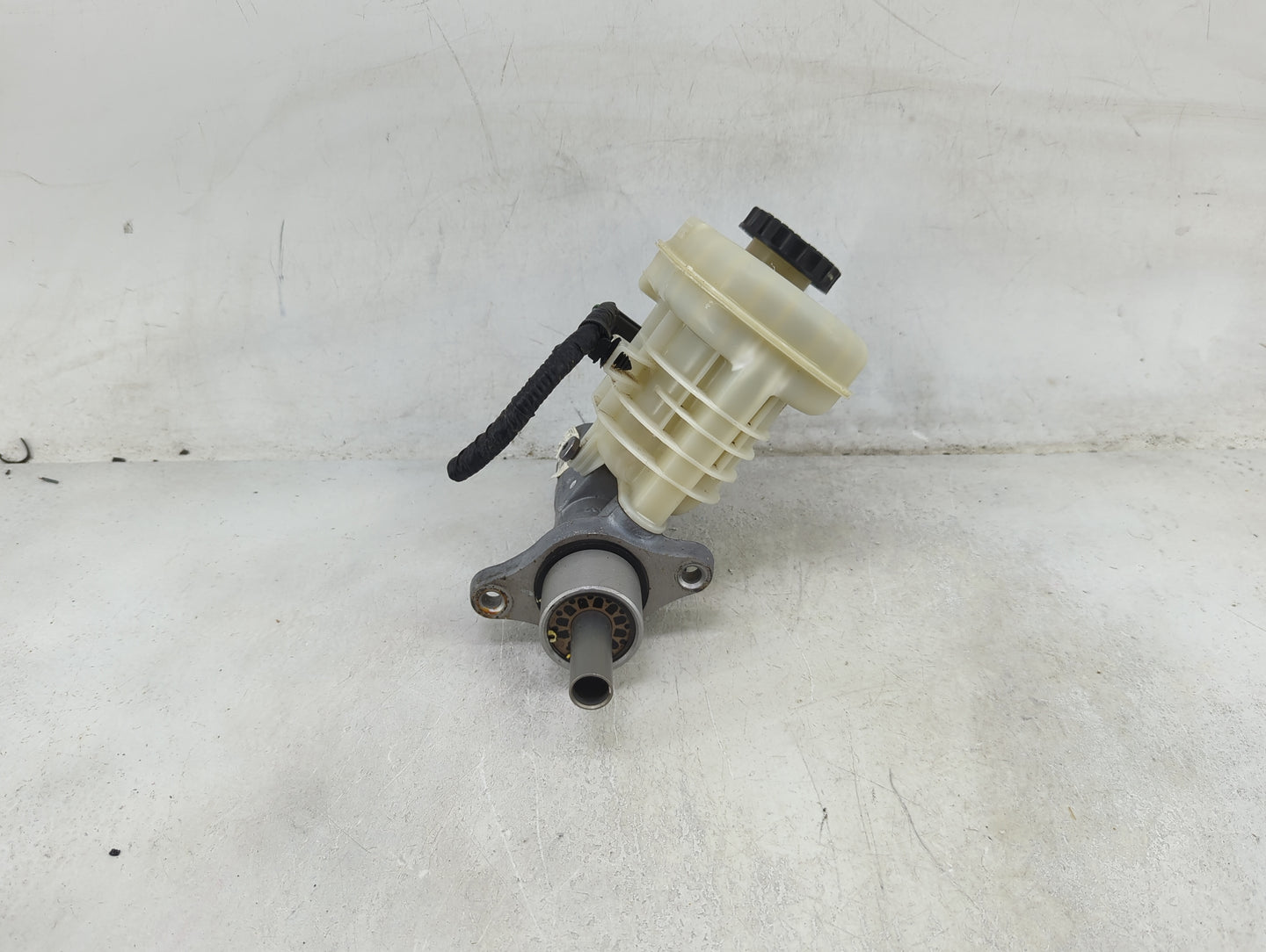 Ford Explorer Brake Master Cylinder 1490399 - Oemusedautoparts1.com