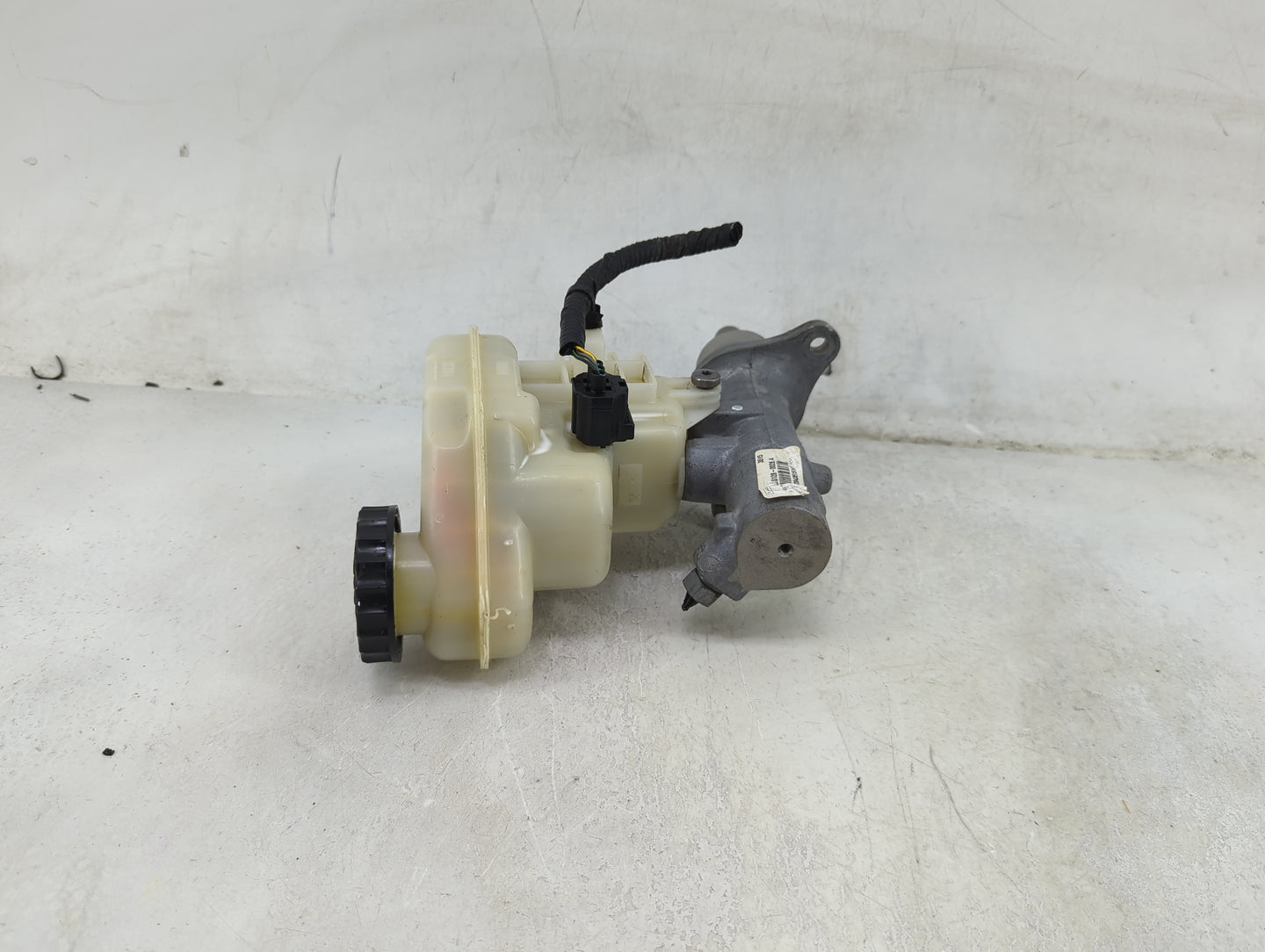 Ford Explorer Brake Master Cylinder 1490399 - Oemusedautoparts1.com