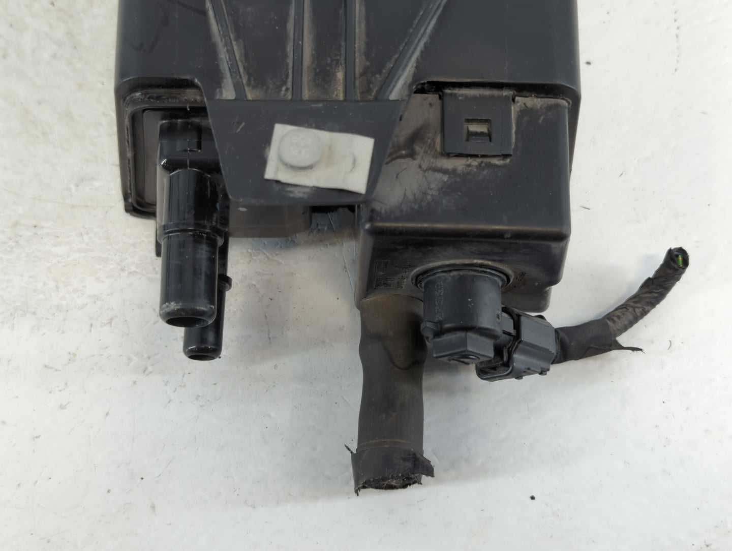 2016 Ford Explorer Fuel Vapor Charcoal Canister 915911 - Oemusedautoparts1.com