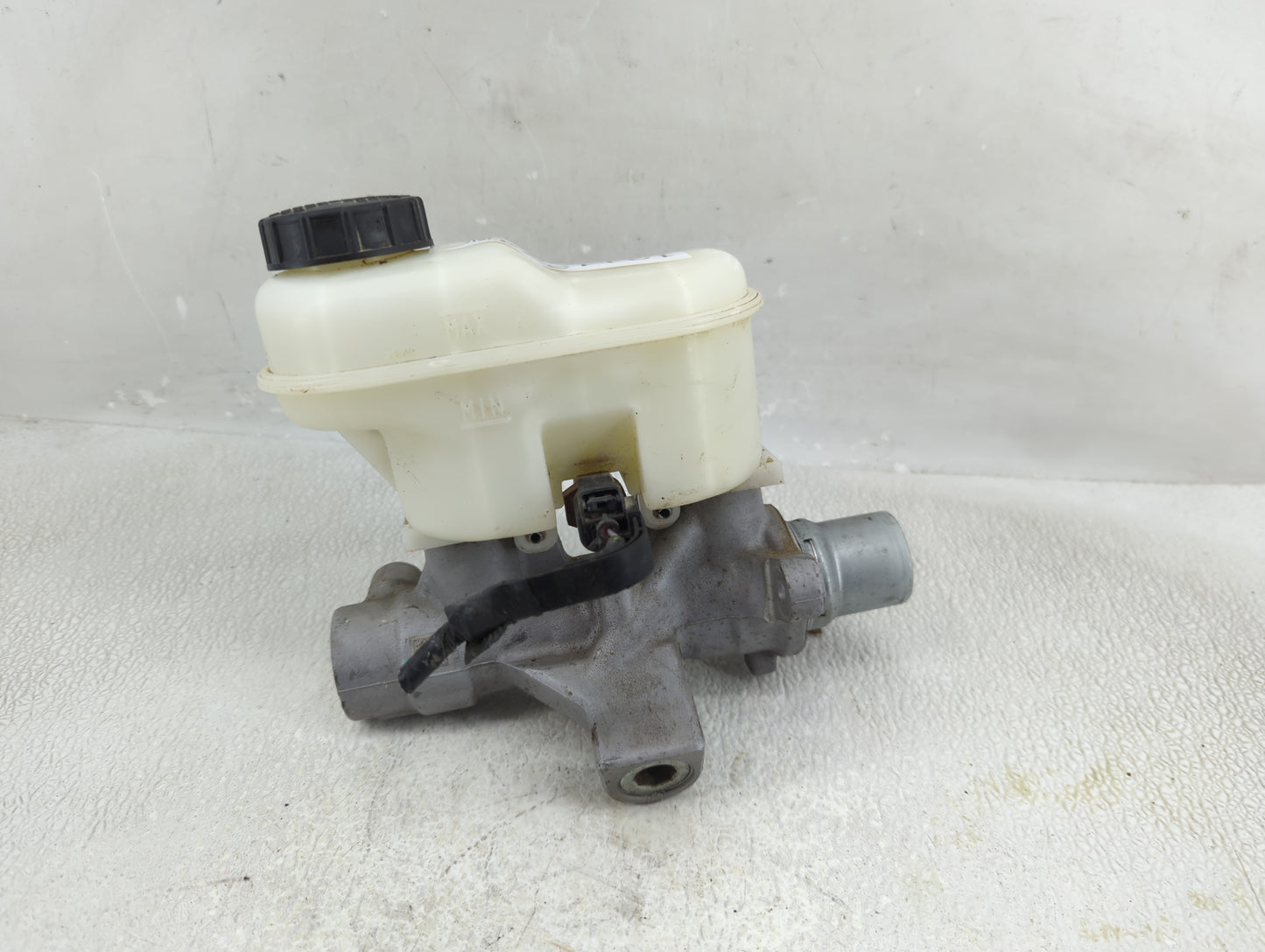 2018-2020 Ford F-150 Brake Master Cylinder 1311374 - Oemusedautoparts1.com