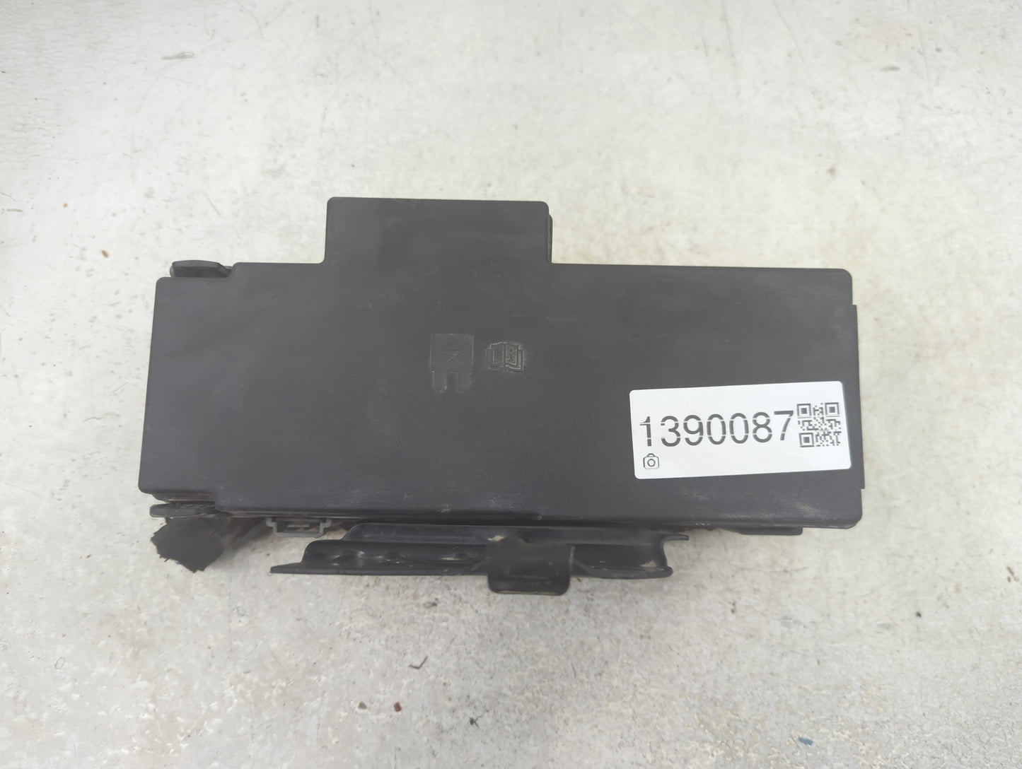 2015-2016 Ford F-350 Super Duty Fusebox Fuse Box Panel Relay Module P/N:BC3T-14A003-AB Fits Fits 2015 2016 OEM Used Auto Par