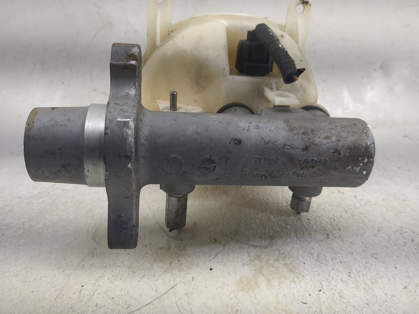 Ford F250sd Brake Master Cylinder 1497812 - Oemusedautoparts1.com