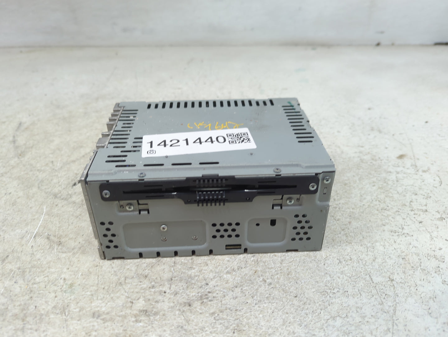 2016-2019 Ford Flex Radio AM FM Cd Player Receiver Replacement P/N:DA8T-19C107-MD Fits Fits 2016 2017 2018 2019 OEM Used Aut