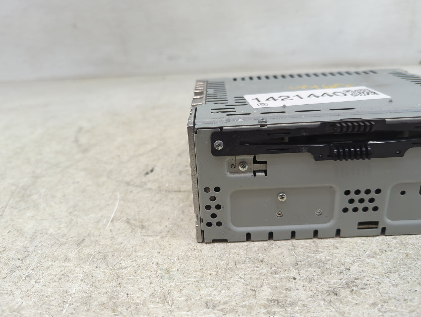 2016-2019 Ford Flex Radio AM FM Cd Player Receiver Replacement P/N:DA8T-19C107-MD Fits Fits 2016 2017 2018 2019 OEM Used Aut