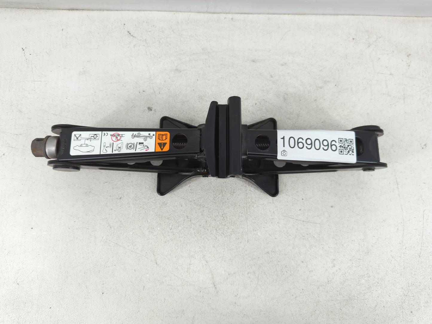 2016 Ford Focus Spare Scissor Car Jack - Oemusedautoparts1.com