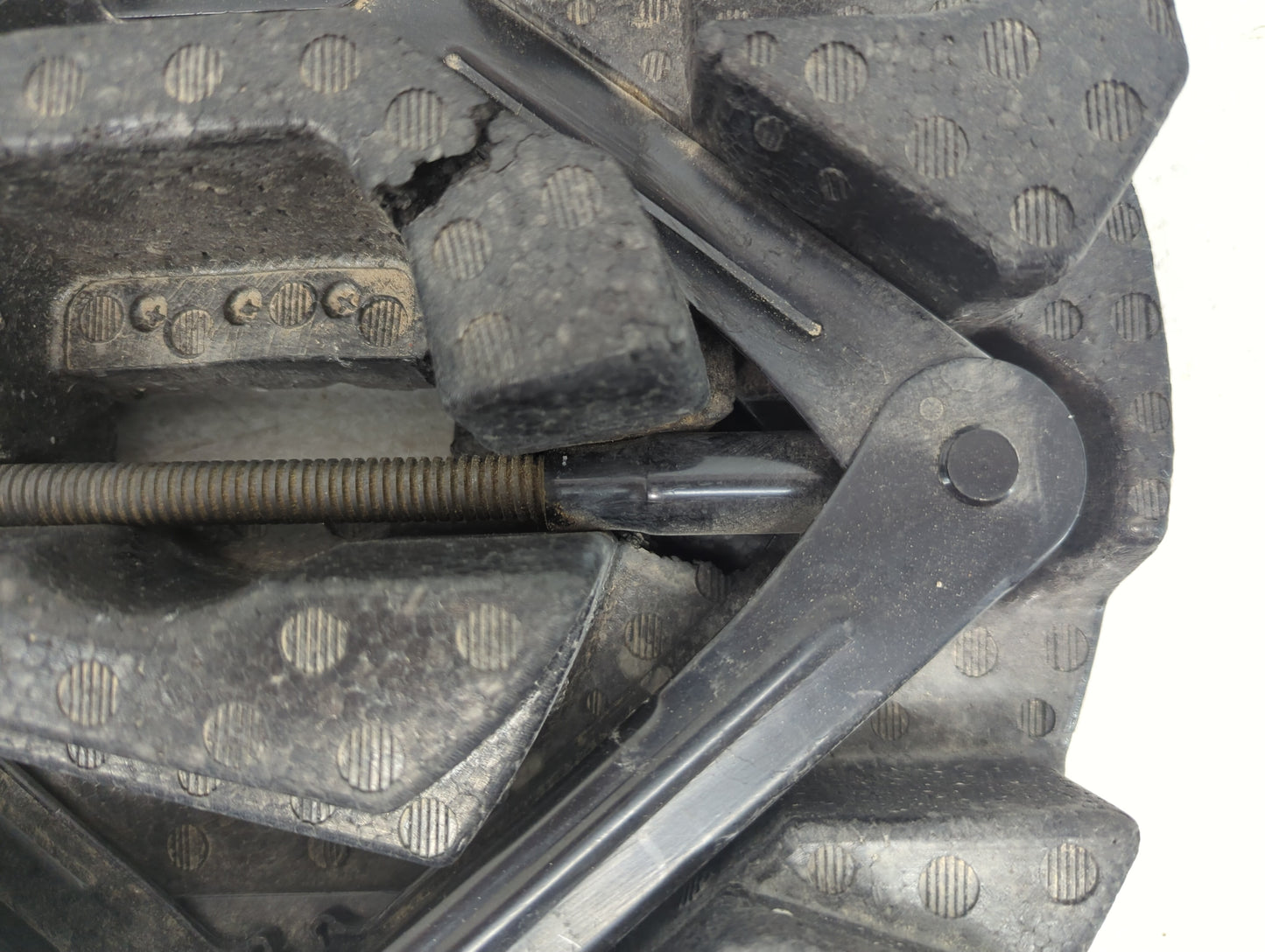 2016 Ford Focus Spare Scissor Car Jack - Oemusedautoparts1.com
