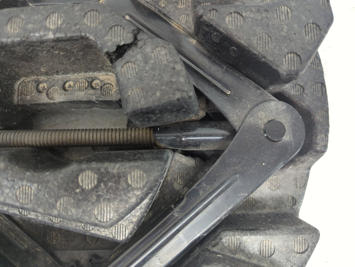 2016 Ford Focus Spare Scissor Car Jack 1157476 - Oemusedautoparts1.com