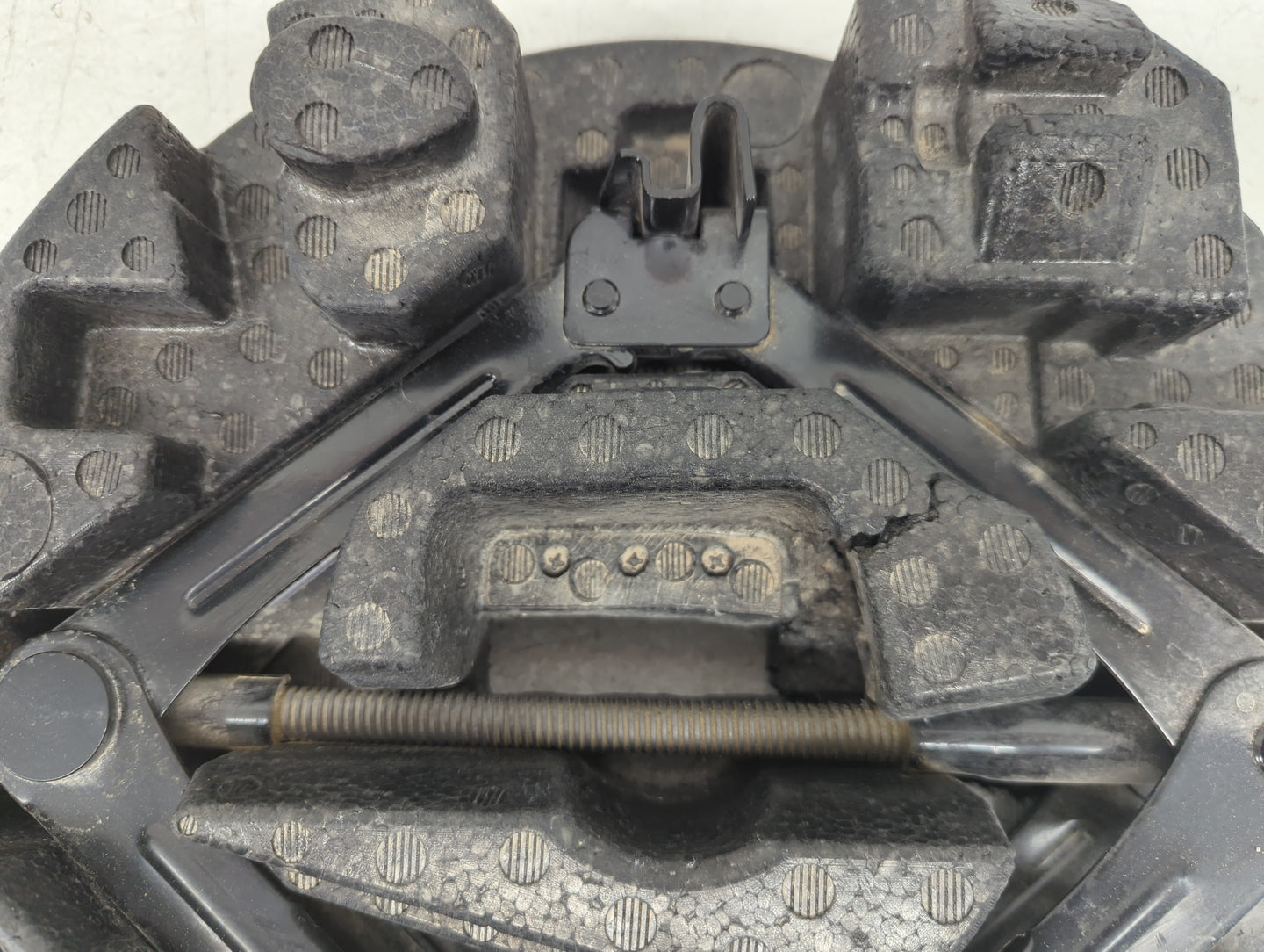 2016 Ford Focus Spare Scissor Car Jack - Oemusedautoparts1.com