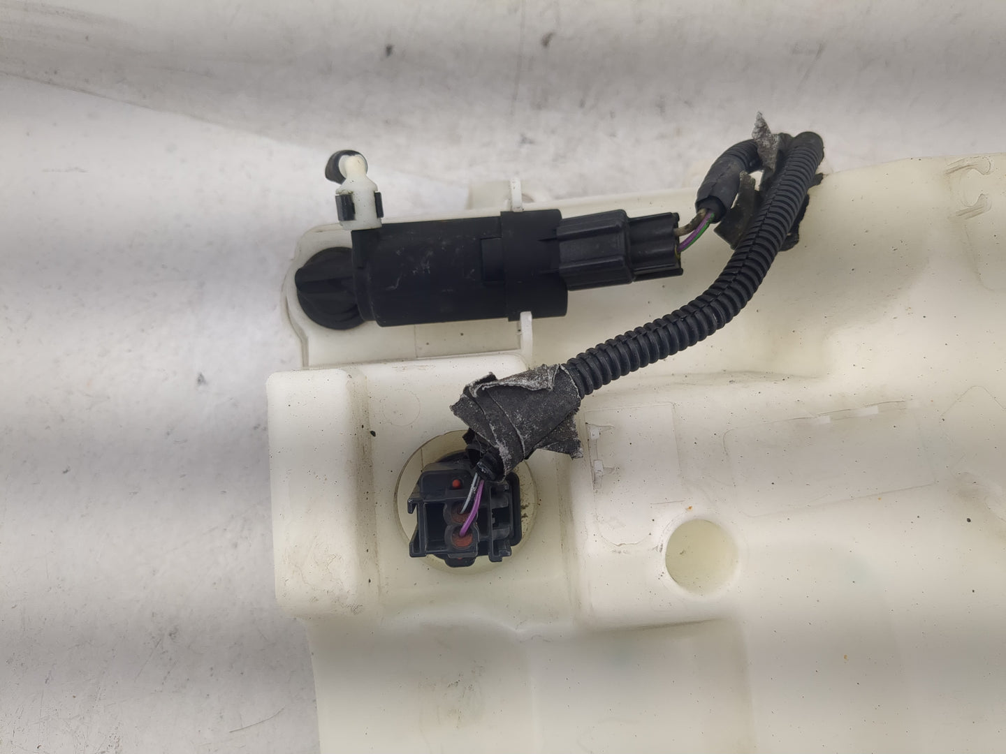 2012-2018 Ford Focus Windshield Washer Fluid Reservoir Bottle Oem - Oemusedautoparts1.com
