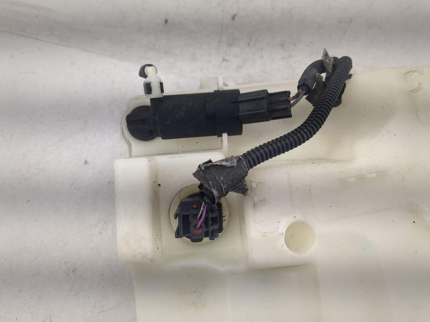 2012-2018 Ford Focus Windshield Washer Fluid Reservoir Bottle Oem - Oemusedautoparts1.com