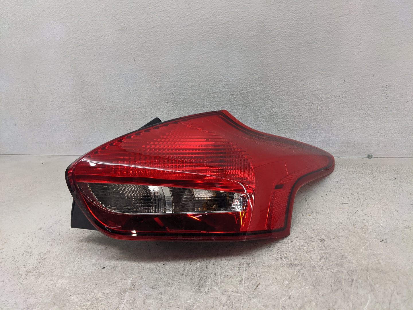 2015-2018 Ford Focus Tail Light Assembly Passenger Right OEM P/N:F1EB-13404-G Fits Fits 2015 2016 2017 2018 OEM Used Auto Pa