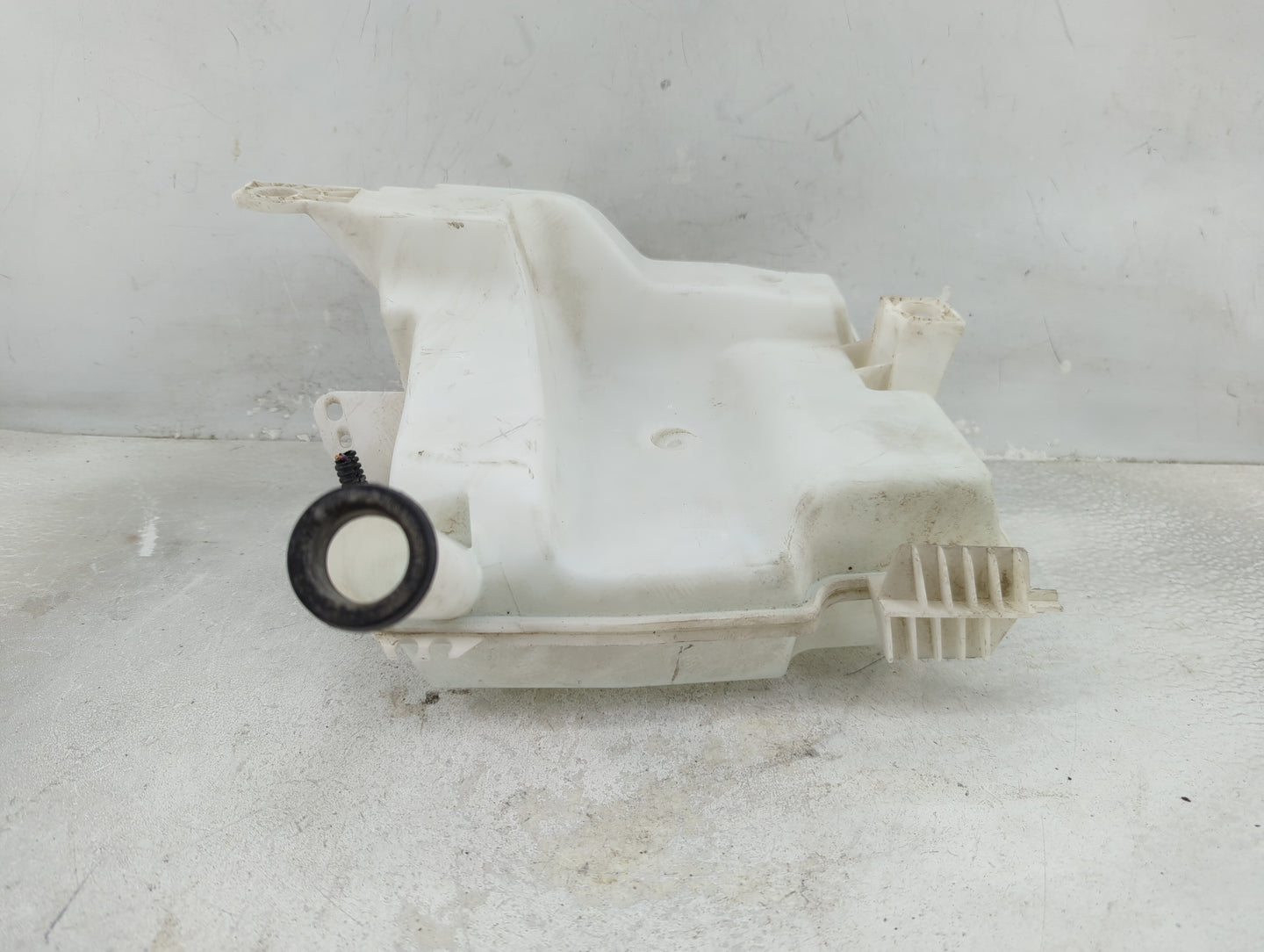 2012-2018 Ford Focus Windshield Washer Fluid Reservoir Bottle Oem - Oemusedautoparts1.com