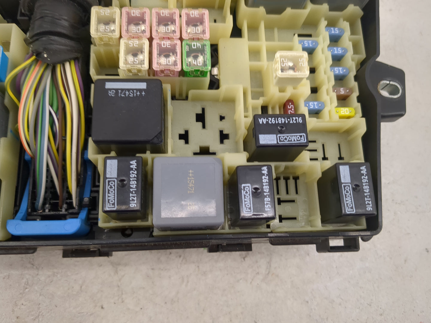 2016 Ford Focus Fusebox Fuse Box Panel Relay Module P/N:AV6T-14A067-AD E02345500, 9L2T-14B192-AA, F57B-14B192-AA Fits OEM Us