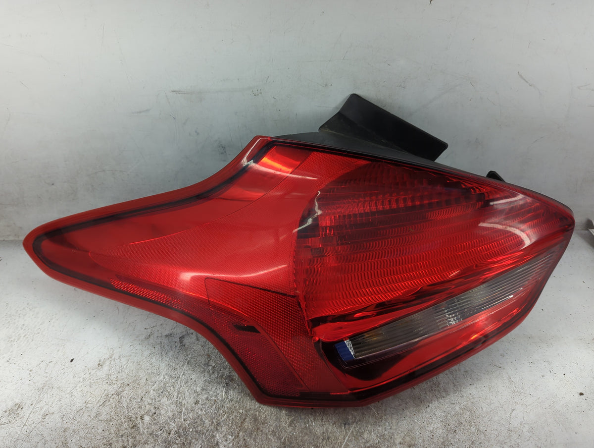 2015-2018 Ford Focus Driver Left Side Deck Lid Mounted Tail Light 1520353 - Oemusedautoparts1.com
