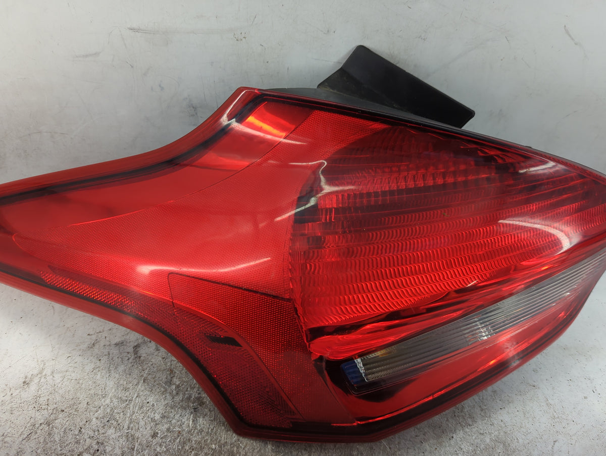 2015-2018 Ford Focus Driver Left Side Deck Lid Mounted Tail Light 1520353 - Oemusedautoparts1.com