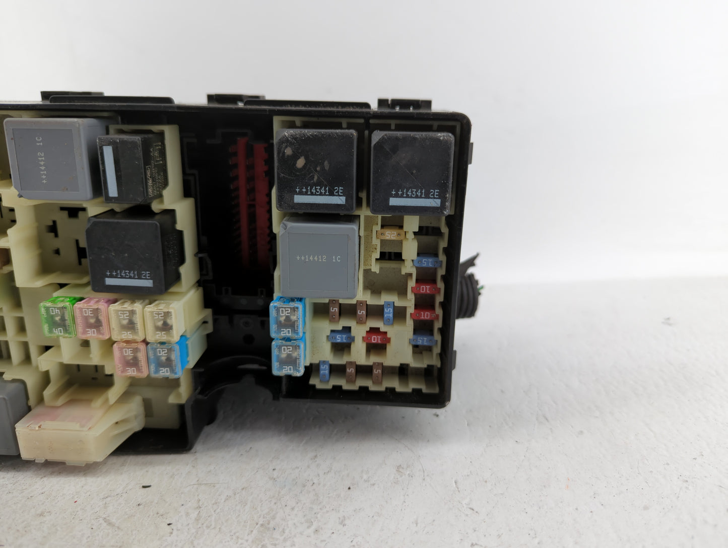 2016 Ford Focus Fusebox Fuse Box Panel Relay Module P/N:AV6T-14A067-AD AV6T-14A076-AB Fits OEM Used Auto Parts - Oemusedauto