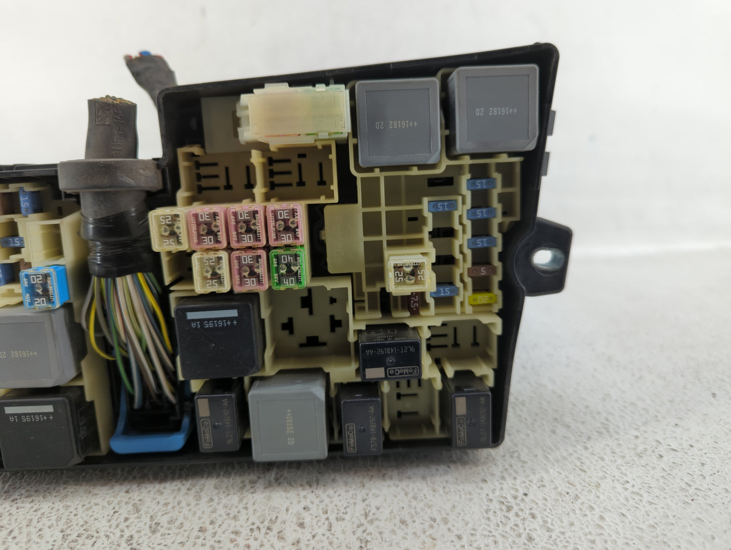 2016 Ford Focus Fusebox Fuse Box Panel Relay Module P/N:AV6T-14A067-AD AV6T-14A076-AB Fits OEM Used Auto Parts - Oemusedauto