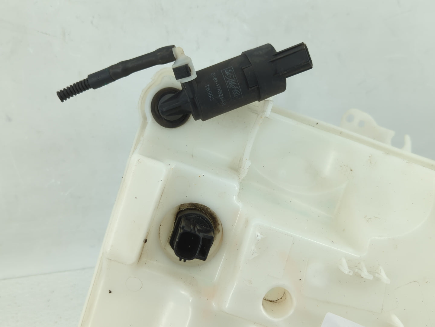 2012-2018 Ford Focus Windshield Washer Fluid Reservoir Bottle Oem - Oemusedautoparts1.com