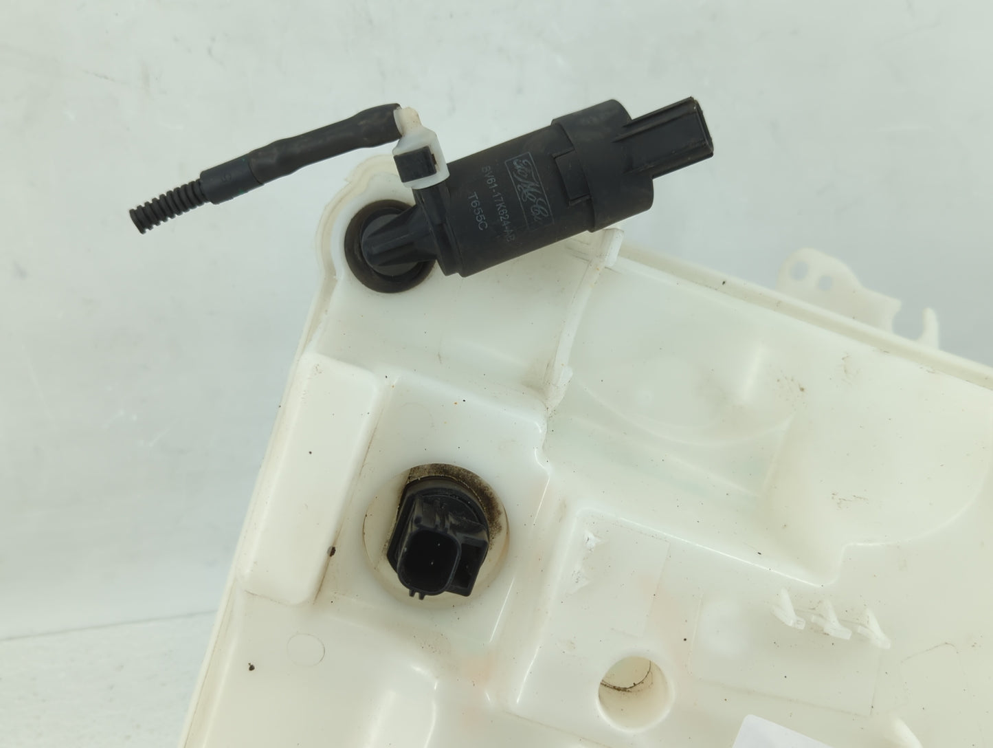 2012-2018 Ford Focus Windshield Washer Fluid Reservoir Bottle Oem - Oemusedautoparts1.com