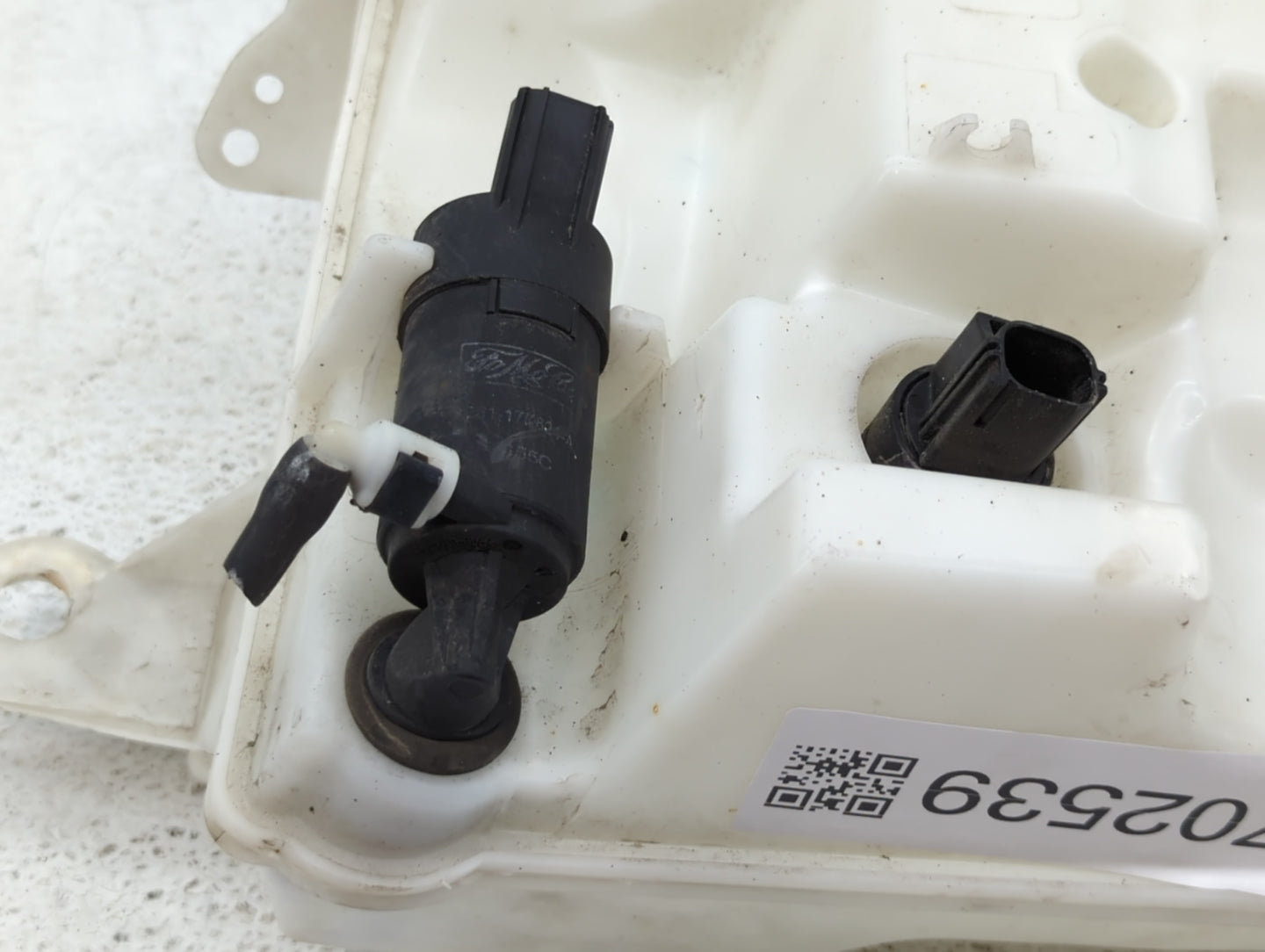 2012-2018 Ford Focus Windshield Washer Fluid Reservoir Bottle Oem - Oemusedautoparts1.com