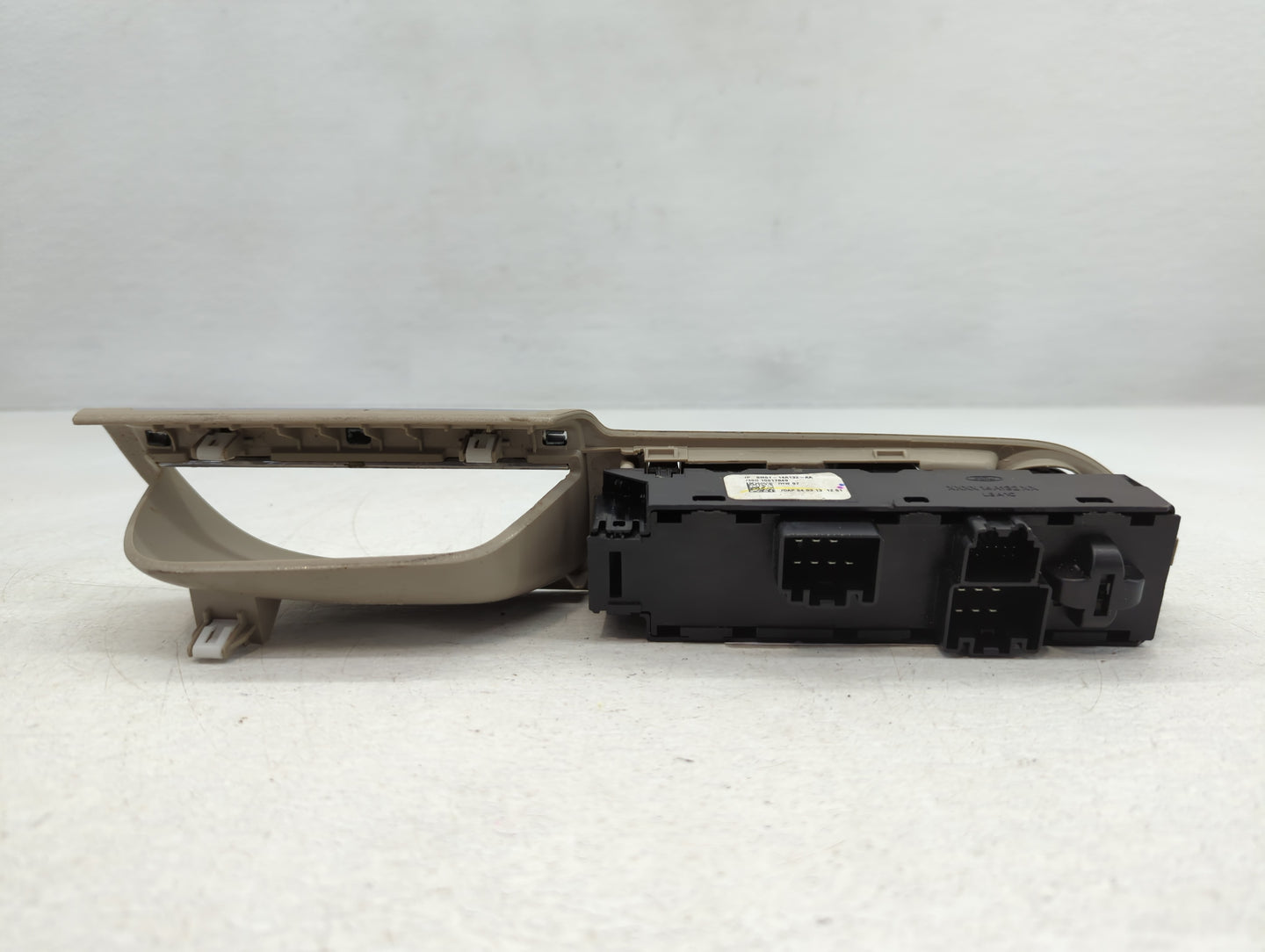 2015-2018 Ford Focus Master Power Window Switch Replacement Driver Side Left P/N:8608A068 BM5T-14A132-AA Fits OEM Used Auto 