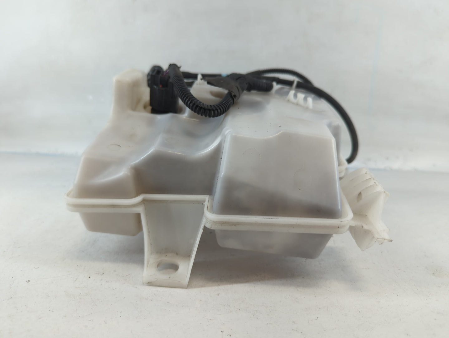 2012-2018 Ford Focus Windshield Washer Fluid Reservoir Bottle Oem - Oemusedautoparts1.com