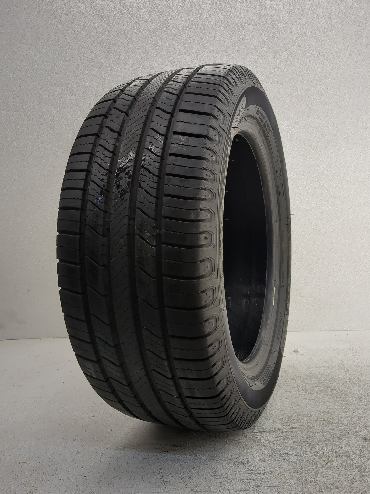 Used Tire 235/50R17 MICHELIN DEFENDER 2 96H - Tread Depth 11/32 - Oemusedautoparts1.com