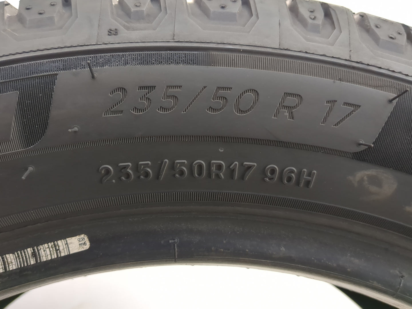 Used Tire 235/50R17 MICHELIN DEFENDER 2 96H - Tread Depth 11/32 - Oemusedautoparts1.com