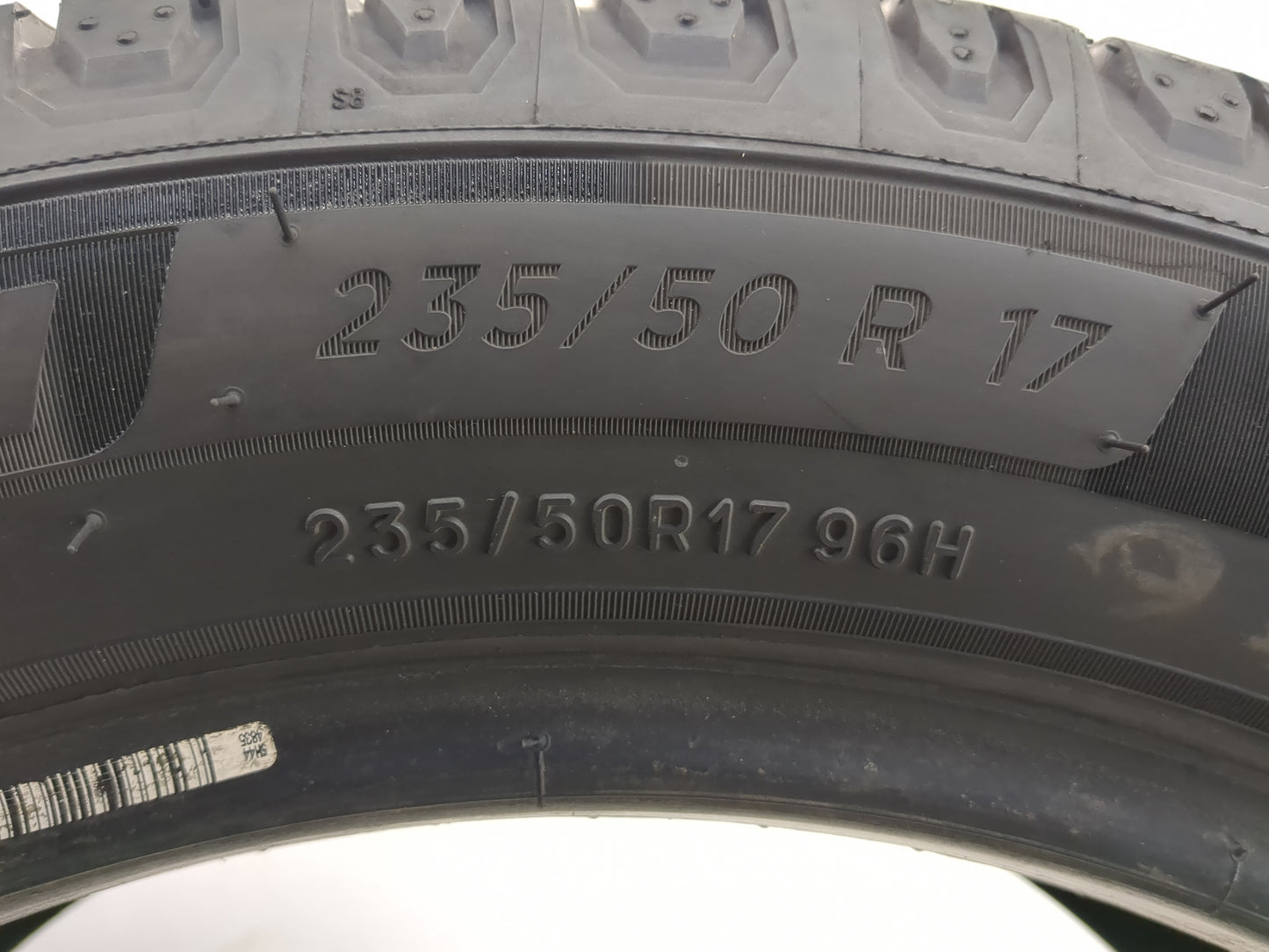 Used Tire 235/50R17 MICHELIN DEFENDER 2 96H - Tread Depth 11/32 - Oemusedautoparts1.com