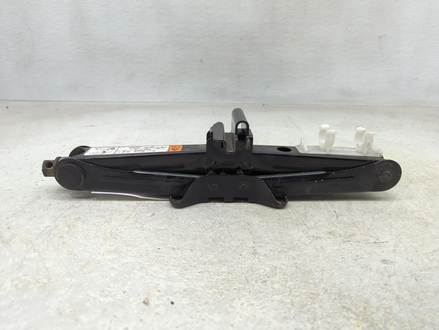 2016 Ford Fusion Spare Scissor Car Jack 1390151 - Oemusedautoparts1.com