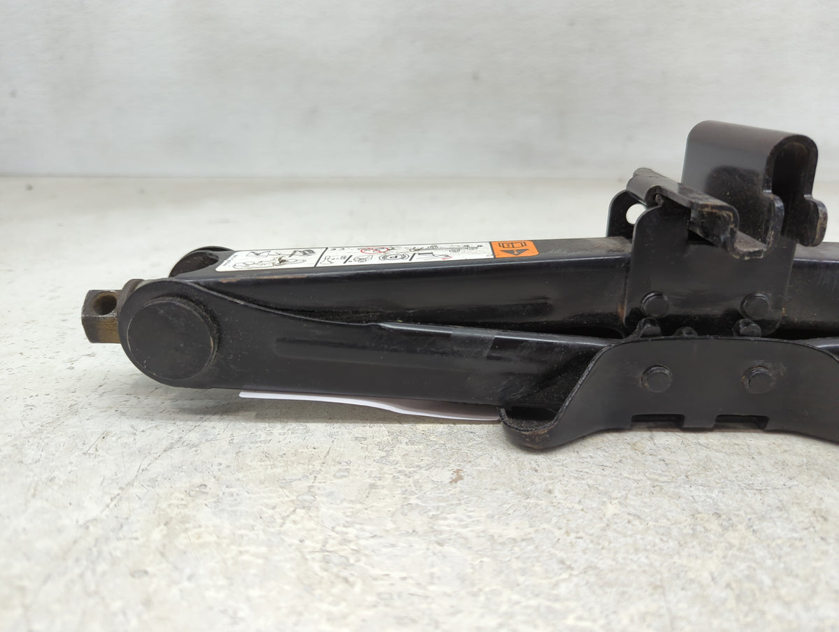 2016 Ford Fusion Spare Scissor Car Jack 1390151 - Oemusedautoparts1.com